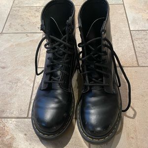 Like new size 7 Dr Martens.